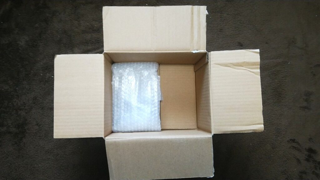 梱包した商品をダンボールに入れた画像