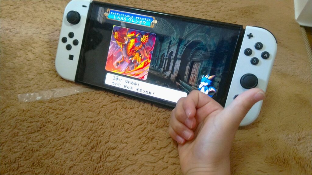 ドラゴンのイラストが完成。親指を立ててポーズを取っているところ。