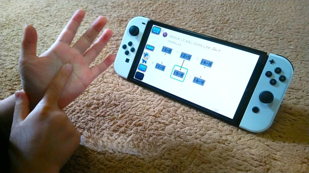 数を指で数えている画像