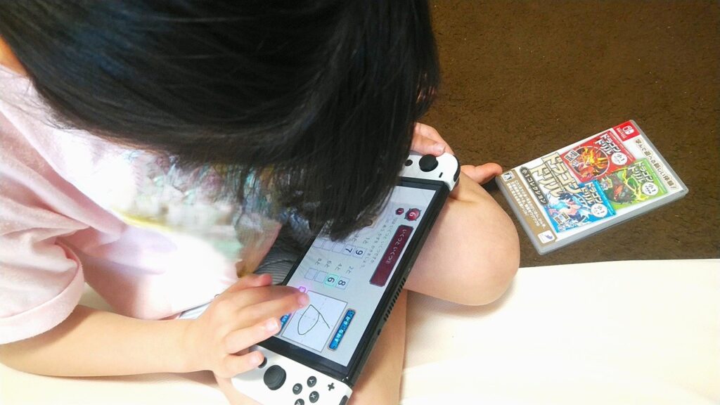 子どもがドラゴンドリルのソフトで学習している画像