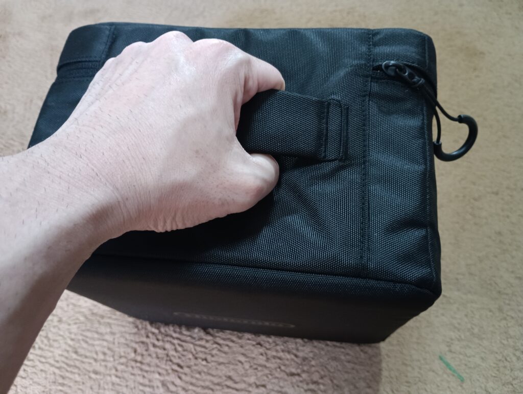 Nintendo Switch2 オールインボックスの持ち手グリップを持っている様子