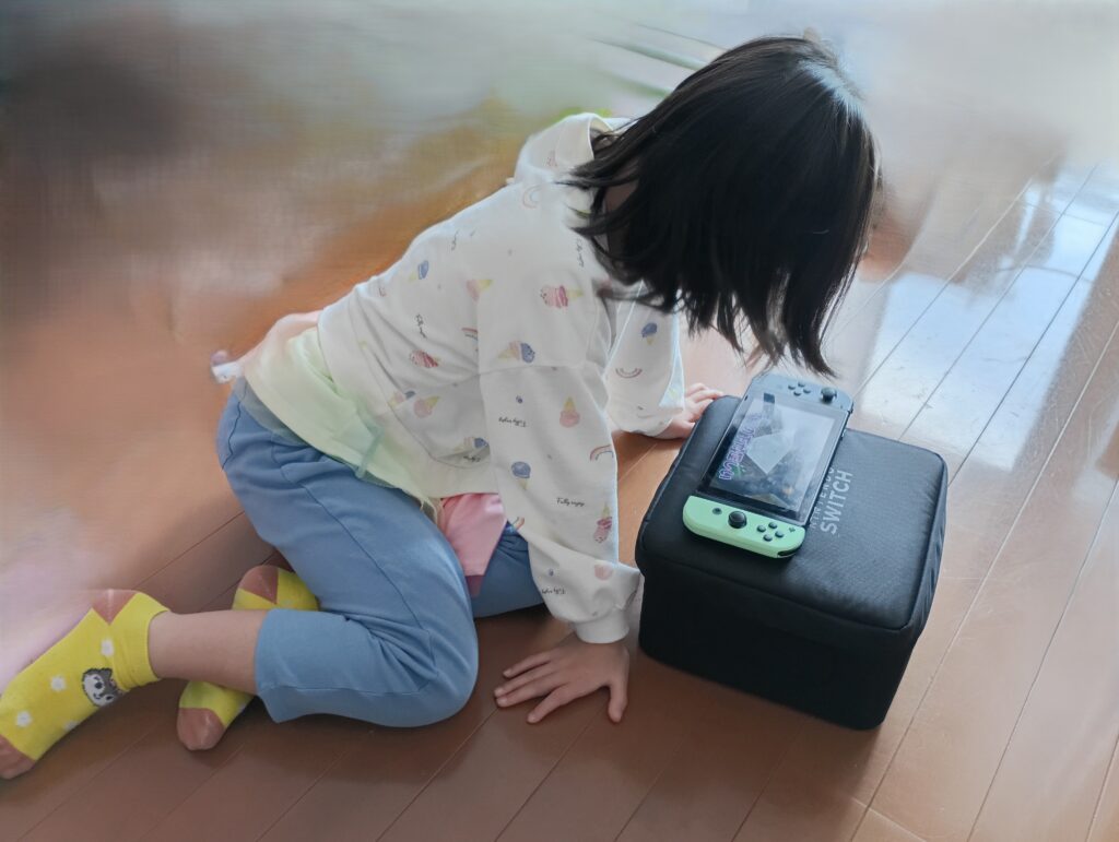 Nintendo Switchを床置きで見ていて姿勢が悪くなっている様子
