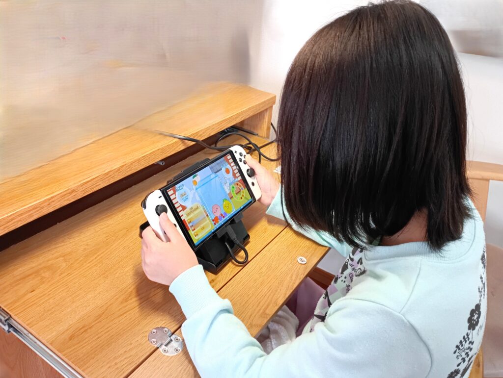 机と椅子を使って正しい姿勢でNintendo Switchの動画を見ている様子